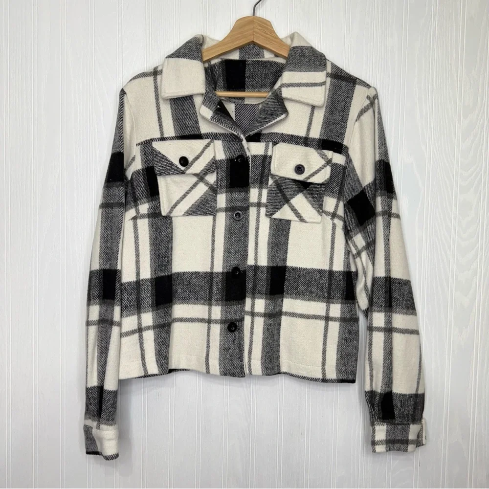 Black & white Buffalo plaid cropped Shacket size Large Shein - Picture 2 of 8